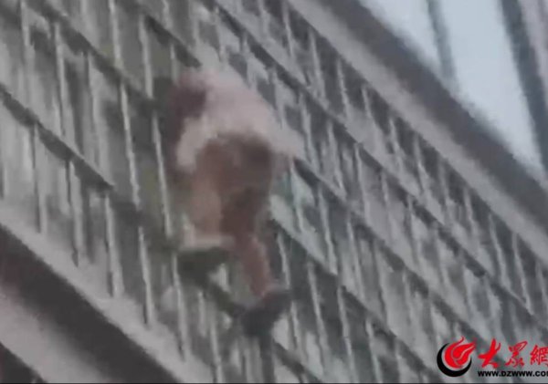 立盟策略 4岁女童脖子被卡防盗网，三楼悬空！临沂59岁转业军人攀楼托举