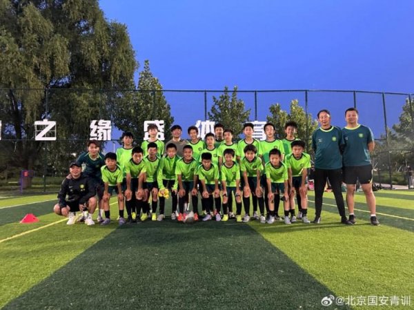 长宏网 今日张稀哲来到国安U13梯队训练基地，现场给小球员加油指导
